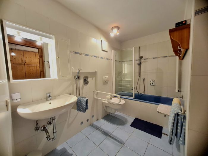 Das Badezimmer verfügt über eine barrierefreie und komfortable Ausstattung