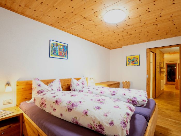 Das Doppelbettzimmer aus duftendem Zirbenholz.