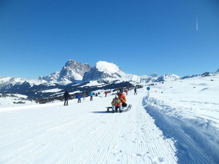 Die Seiser Alm, Europas größte Hochalm, ist im Winter ein Paradies für Wintersportler und Ausflüge in den Schnee